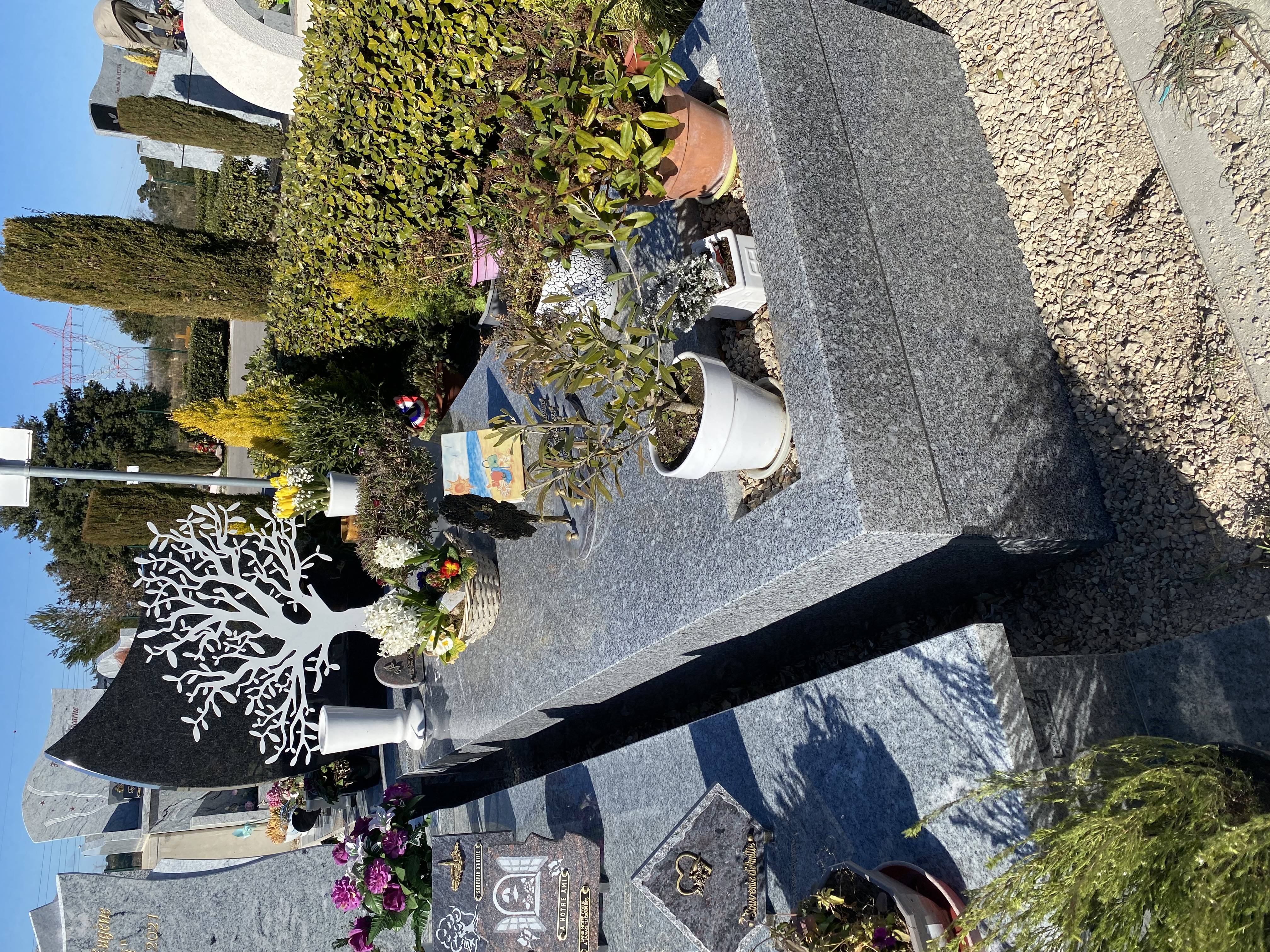 Monument moderne avec stèle acier en gris du Tarn, cimetière dans les Bouches du Rhône (13)